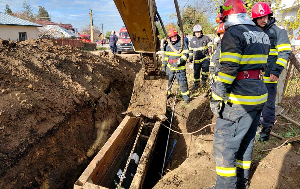Un mal de pământ s-a surpat peste doi muncitori care lucrau la rețeaua de canalizare într-o comună din Prahova