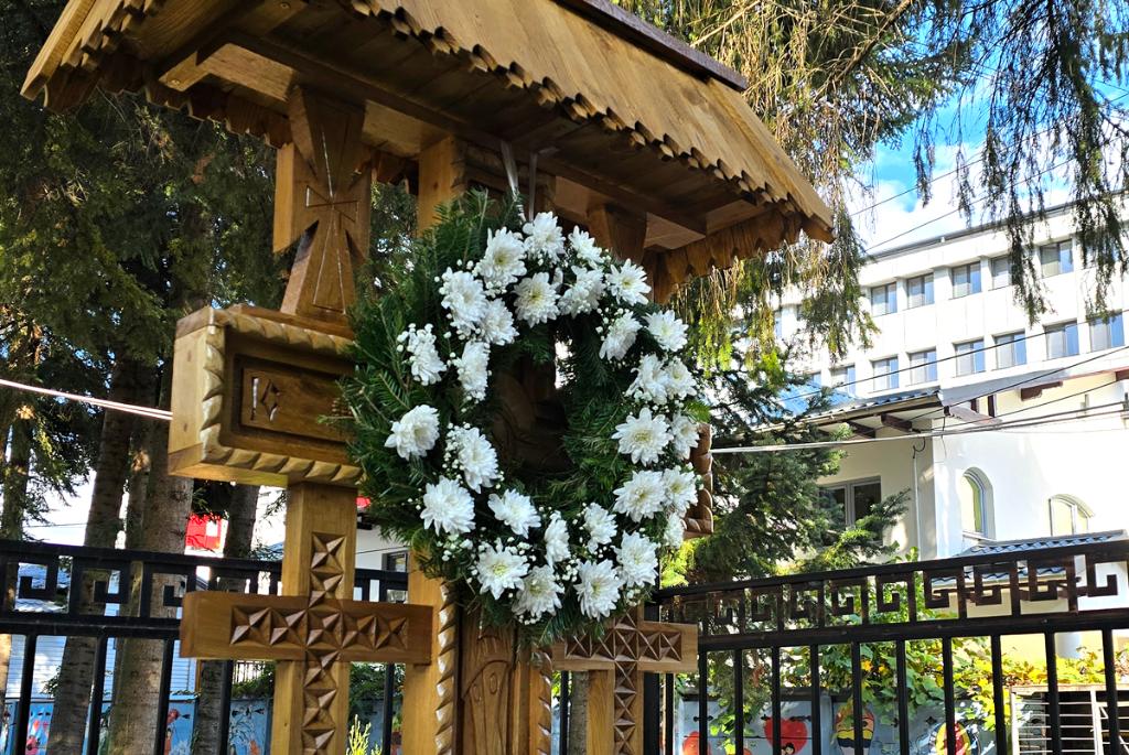 La Câmpina a fost sfințită troița ridicată în memoria victimelor pandemiei de COVID 19