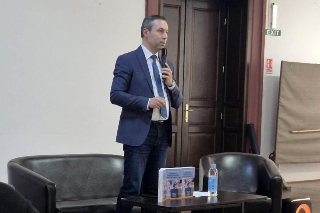 Mihai Apostolache a lansat la Câmpina singura lucrare științifică de specialitate pe tema legii privind alegerile locale