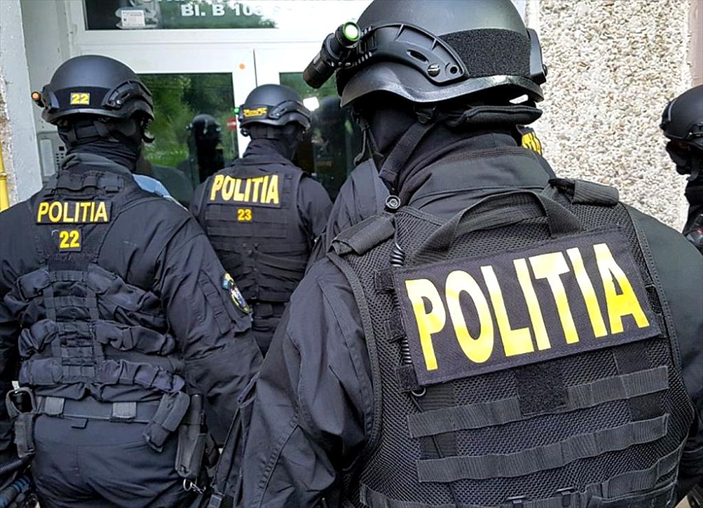 Trei bărbați au fost reținuți de polițiști pentru spargerea unor locuințe din Câmpina și Adunați