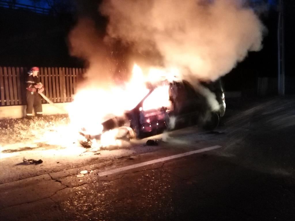 O mașină a luat foc în trafic, la Lunca Mare