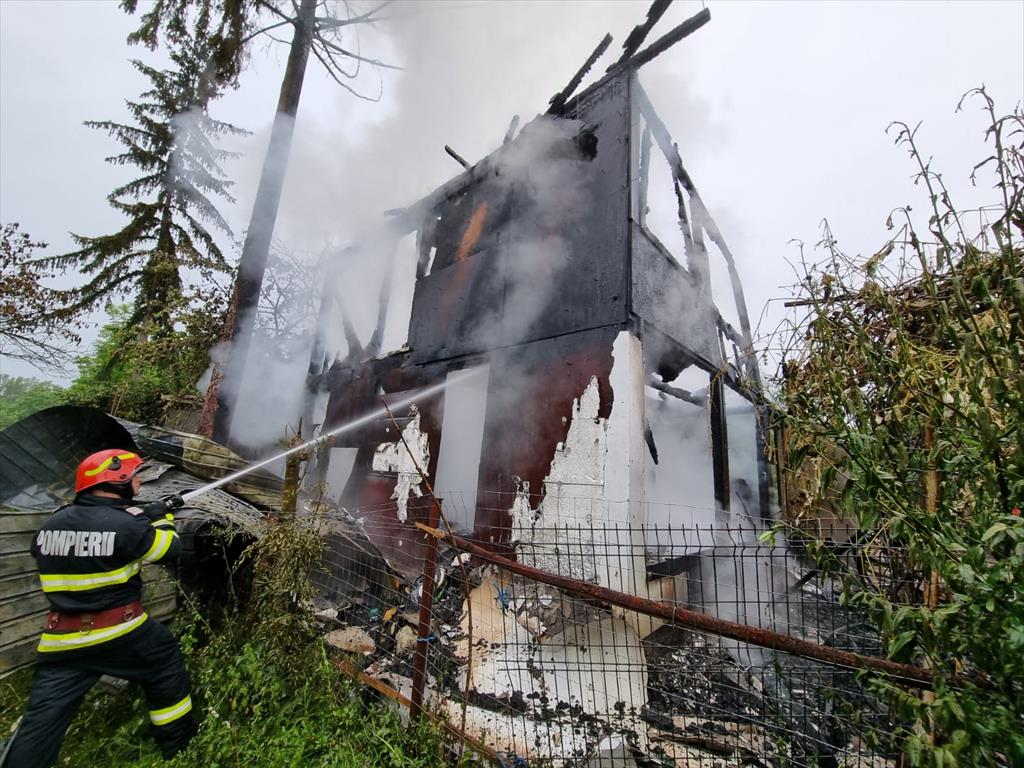 Incendiu la Provița de Sus. Pompierii intervin cu efective mărite pentru a nu se propaga focul și la alte case