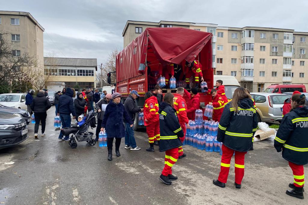 Voluntarii ISU Prahova sunt și sâmbătă la Câmpina alături de locuitorii afectați de lipsa apei
