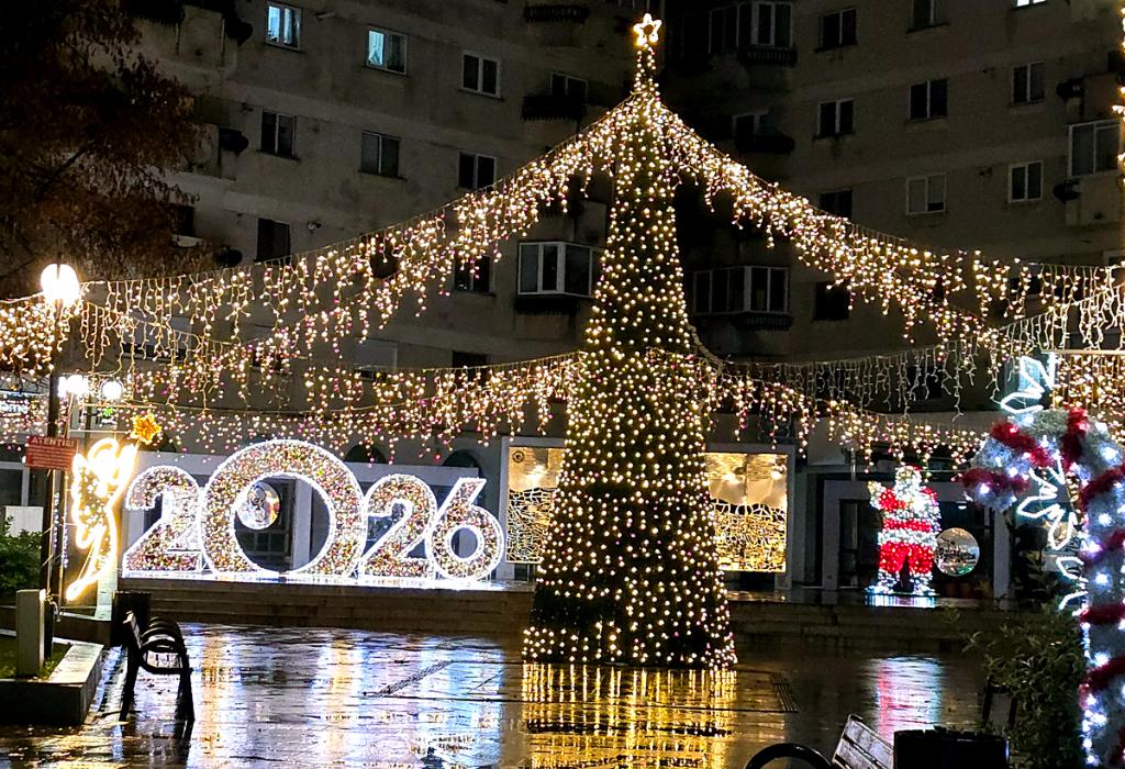 Luminițele s-au aprins la Câmpina. Cu toată supărarea cauzată de lipsa apei, oamenii au ieșit, totuși, să vadă iluminatul festiv