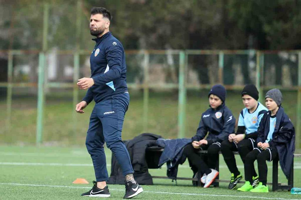 Daniel Dogaru, un tânăr antrenor câmpinean dedicat fotbalului juvenil