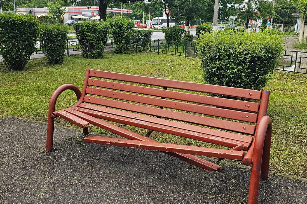 Vandalism într-un loc de joacă din Câmpina