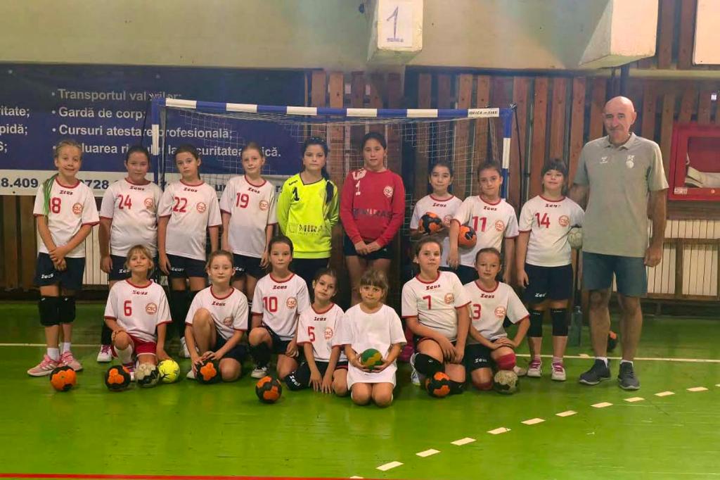 Cele mai mici handbaliste de la Câmpina participă la Turneul de minihandbal ALH Lions Cup de la Focșani