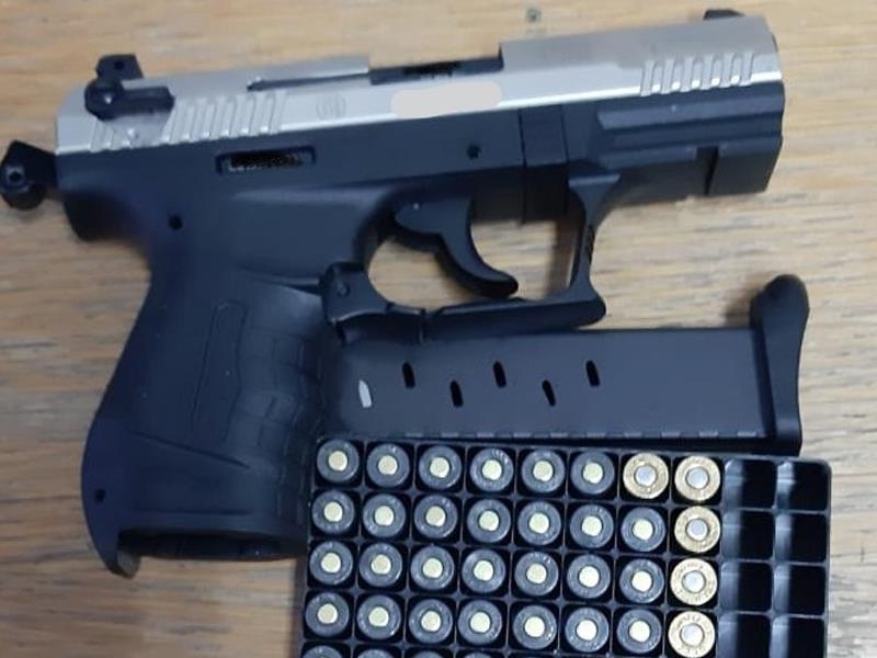 Un tânăr din București, prins la Câmpina în timp ce încerca să vândă un pistol