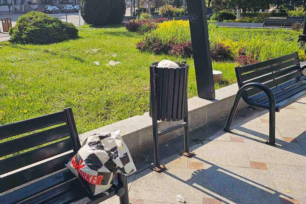 Nesimțire maximă: un câmpinean a lăsat o sacoșă cu gunoi pe o bancă, lângă un coș deja plin...