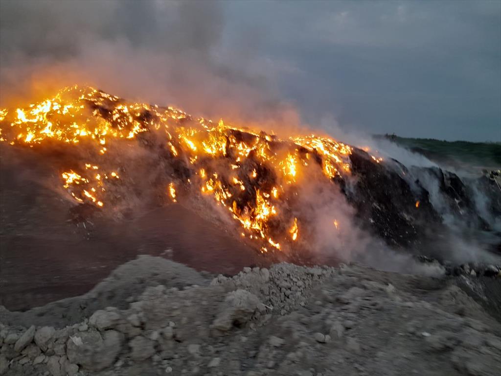 Incendiu la groapa de gunoi a orașului Băicoi. A fost transmis inclusiv un mesaj RO-ALERT