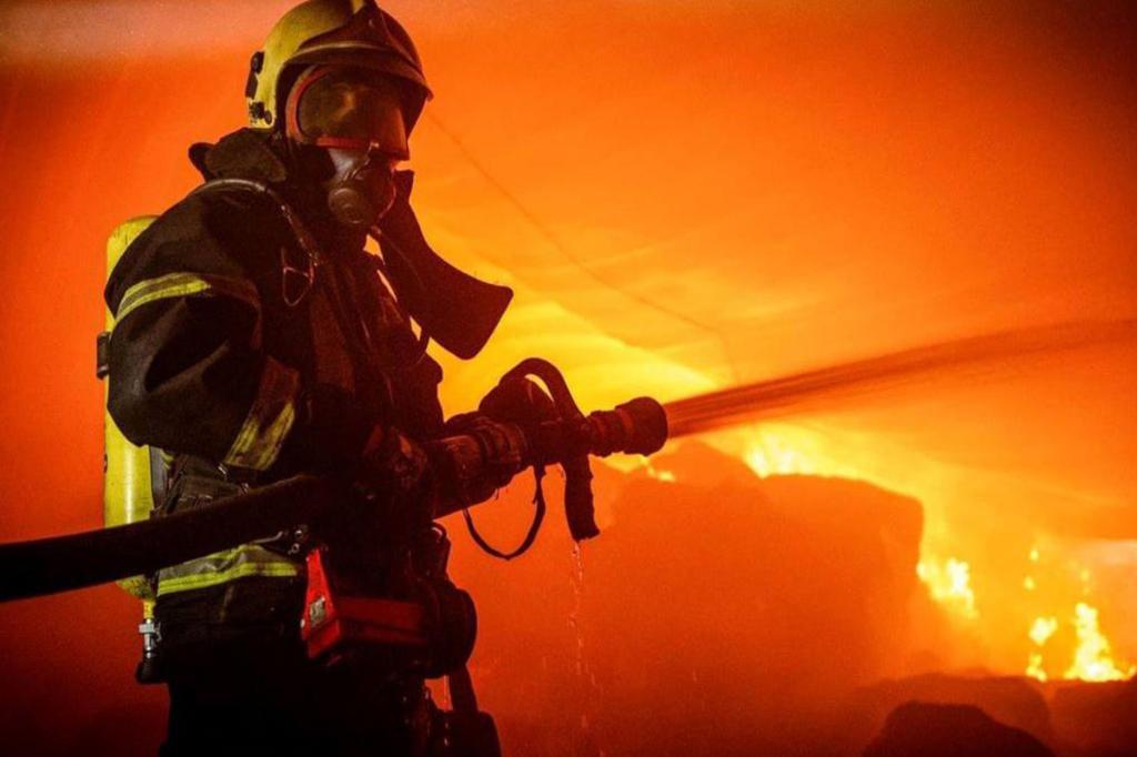 Incendiu la un depozit de mase plastice la Băicoi