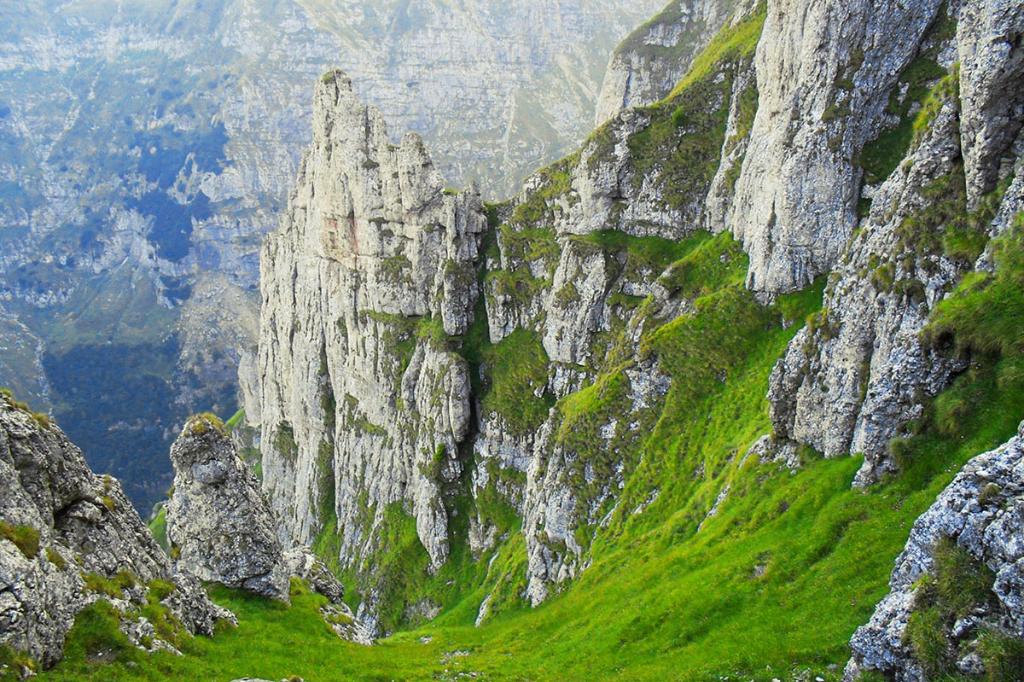 Un echipaj de la ISU Câmpina participă la o misiune de salvare a patru turiști din zona Moraru din Bucegi
