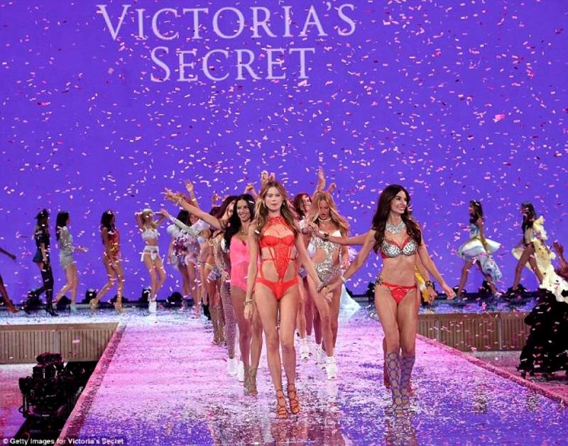 Show spectaculos la lansarea noii colecții Victoria's Secret