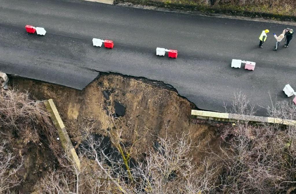 “Drumul surpat de la Câmpina va fi reabilitat până la Paști”, spune Virgiliu Nanu, președintele CJ Prahova