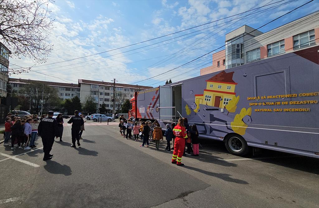 Caravana ISU a poposit la Școala Gimnazială Centrală, din Câmpina