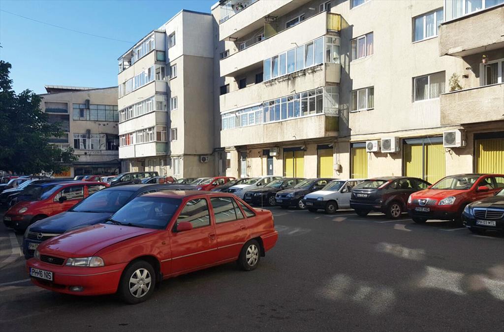 Locuitorii din zona CEC solicită de cinci ani bariere pentru parcare, dar degeaba