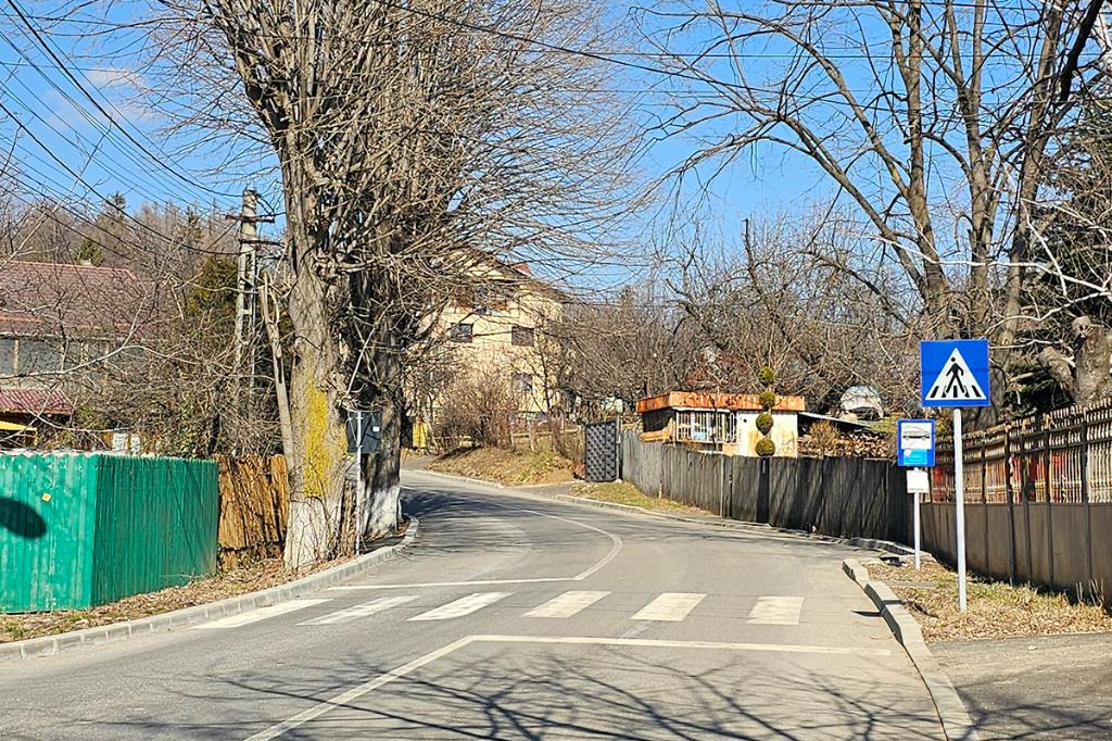 La Câmpina, trecere de pietoni între două... borduri, pentru că trotuare nu sunt în zona respectivă