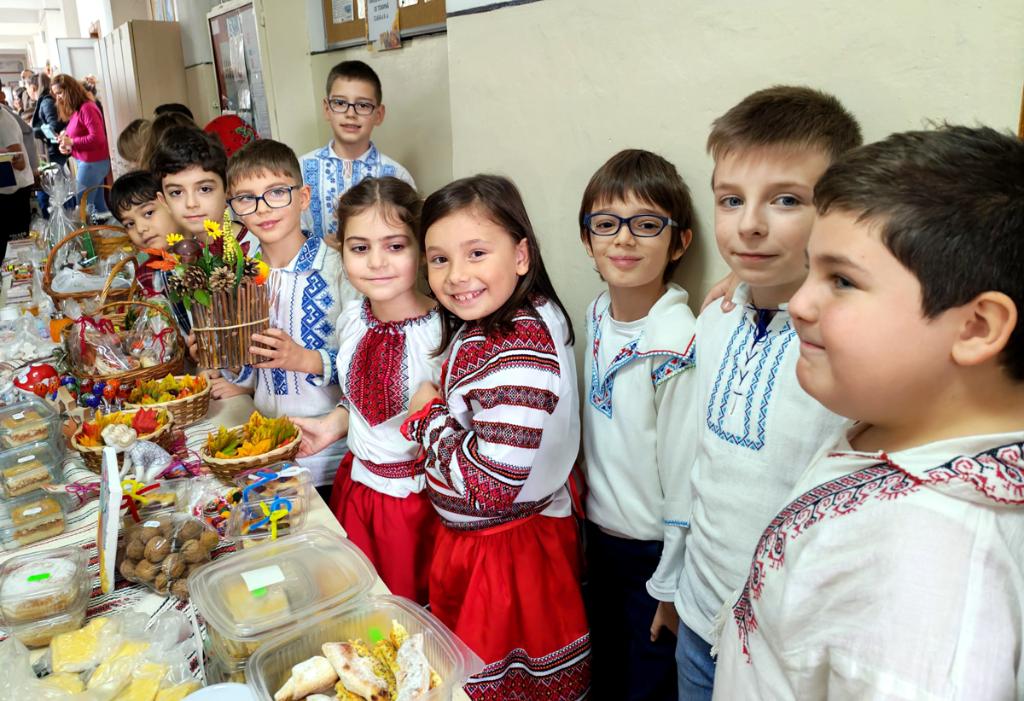 Târgul de Toamnă, un târg al bucuriei și dorinței de a-i ajuta pe alții, la Școala Cuza din Câmpina