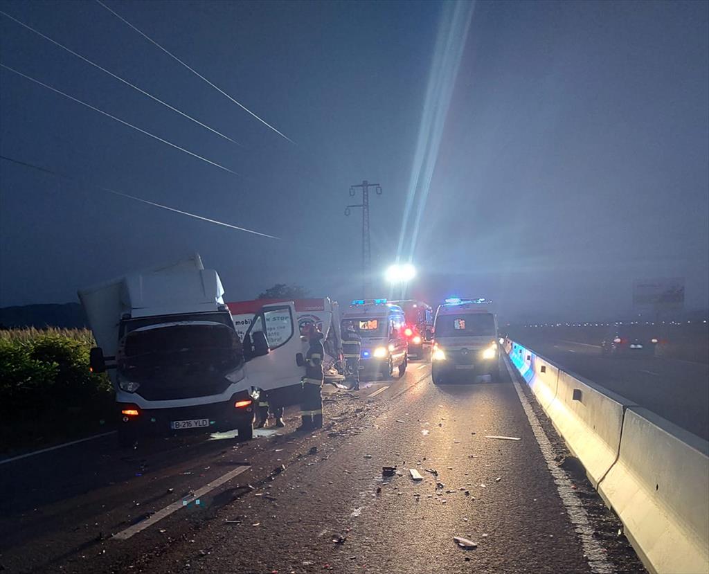 Trei autoutilitare, implicate într-un accident produs marți dimineață pe DN1, la Bănești