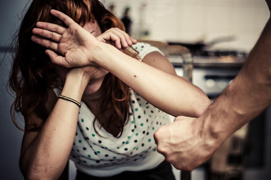 Un nou caz de violență domestică în Prahova. Un bărbat de 46 ani și-a agresat fizic soția