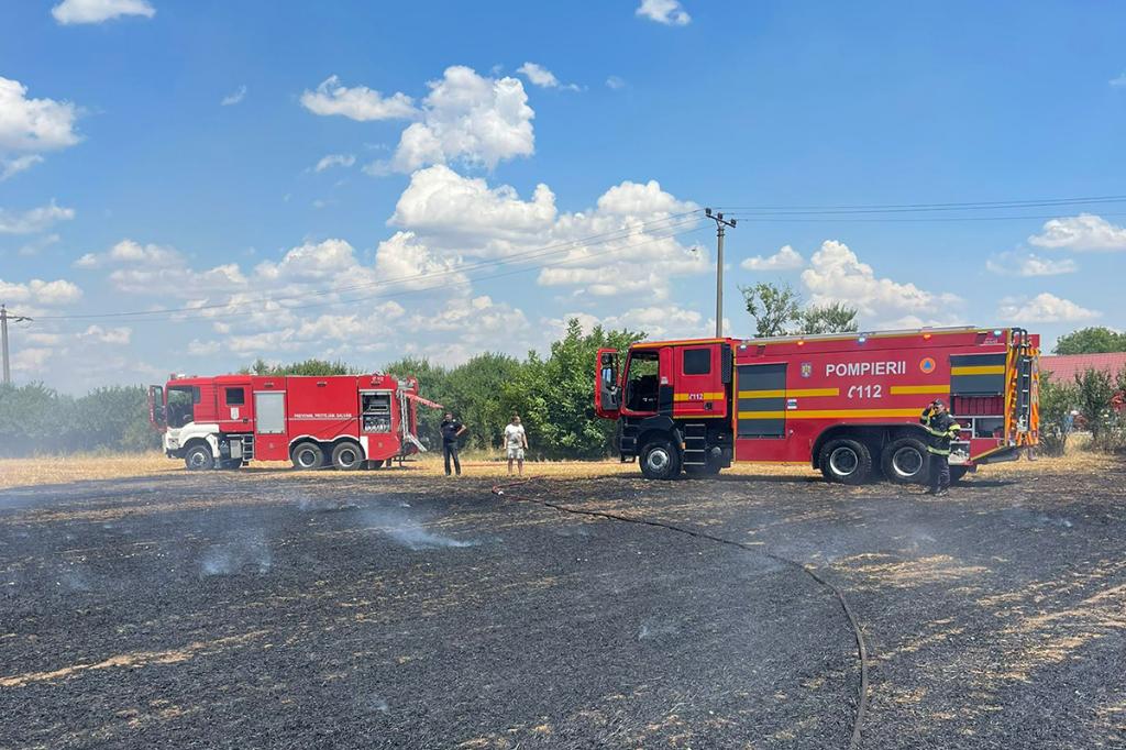 143 misiuni pentru pompierii prahoveni în ultimele zile, între care 12 incendii de vegetație uscată
