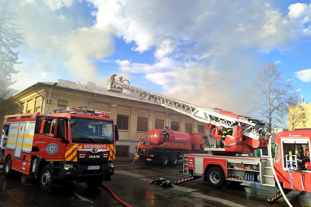 Pocnitori, țigări și oameni fără adăpost - ingredientele care au „aprins” focul la clădirea părăsită de pe Strada Schelelor în incendiul de luni după-amiază