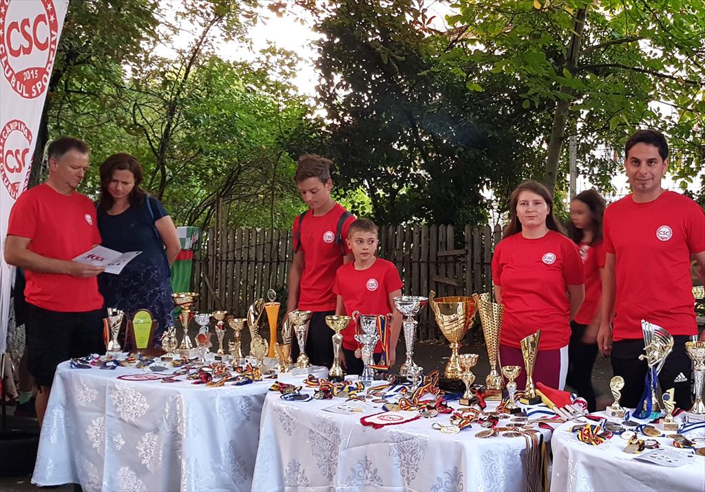 Campionii Câmpinei și-au expus trofeele și medaliile în cadrul Festivalului CâmpinArtelor și Sporturilor 2023