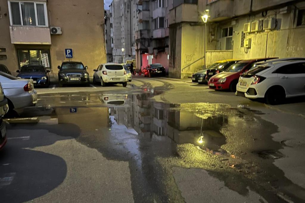 În spatele blocurilor de pe Strada Mihai Eminescu, apa continuă să curgă...