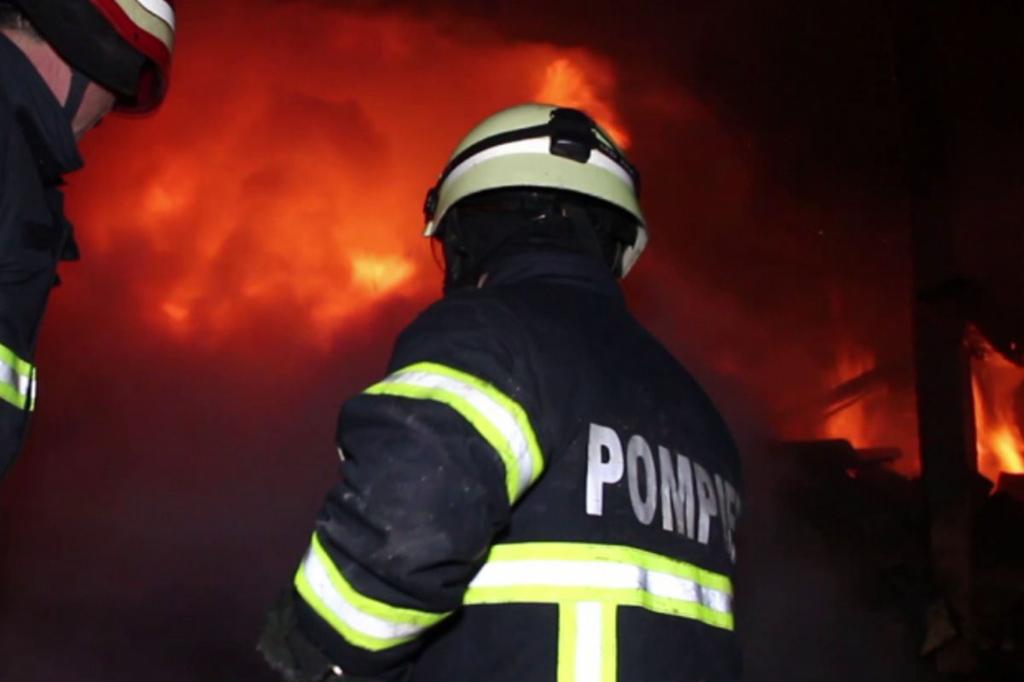 Incendiu la Brebu, la un atelier de fabricare a peleților