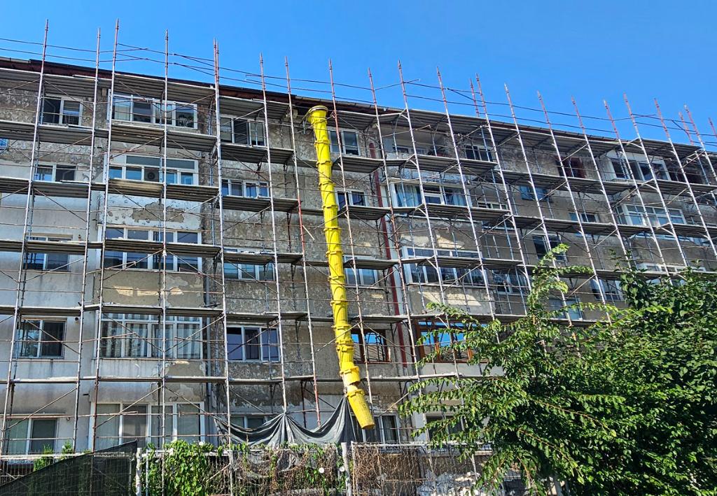 Se lucrează simultan la renovarea energetică a celor trei blocuri din Câmpina pentru care s-au obținut fonduri europene