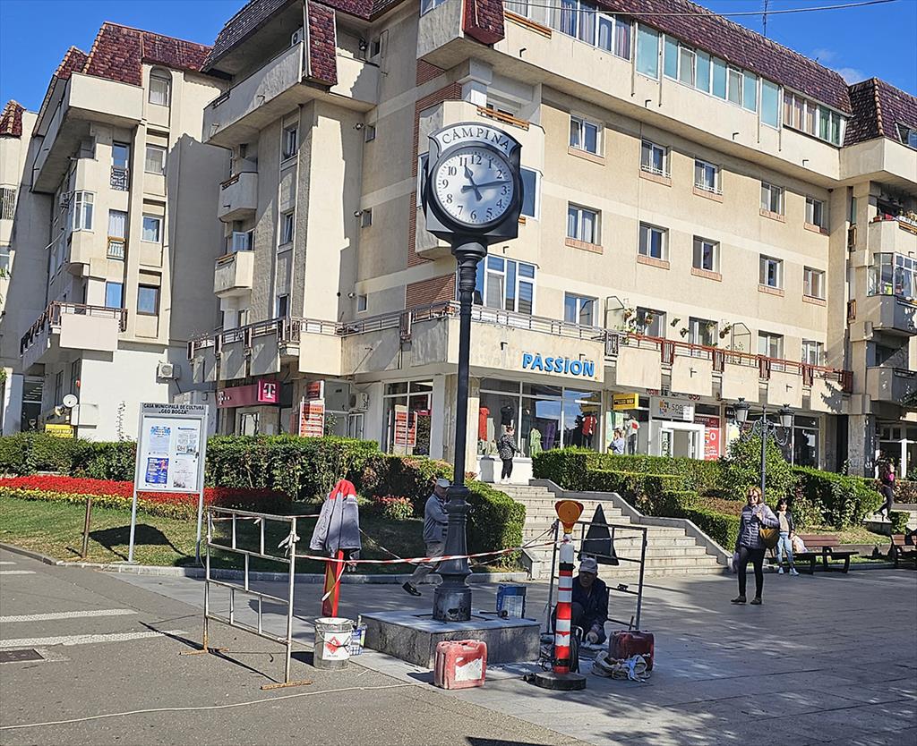 Ceasul din centrul Câmpinei are un postament nou