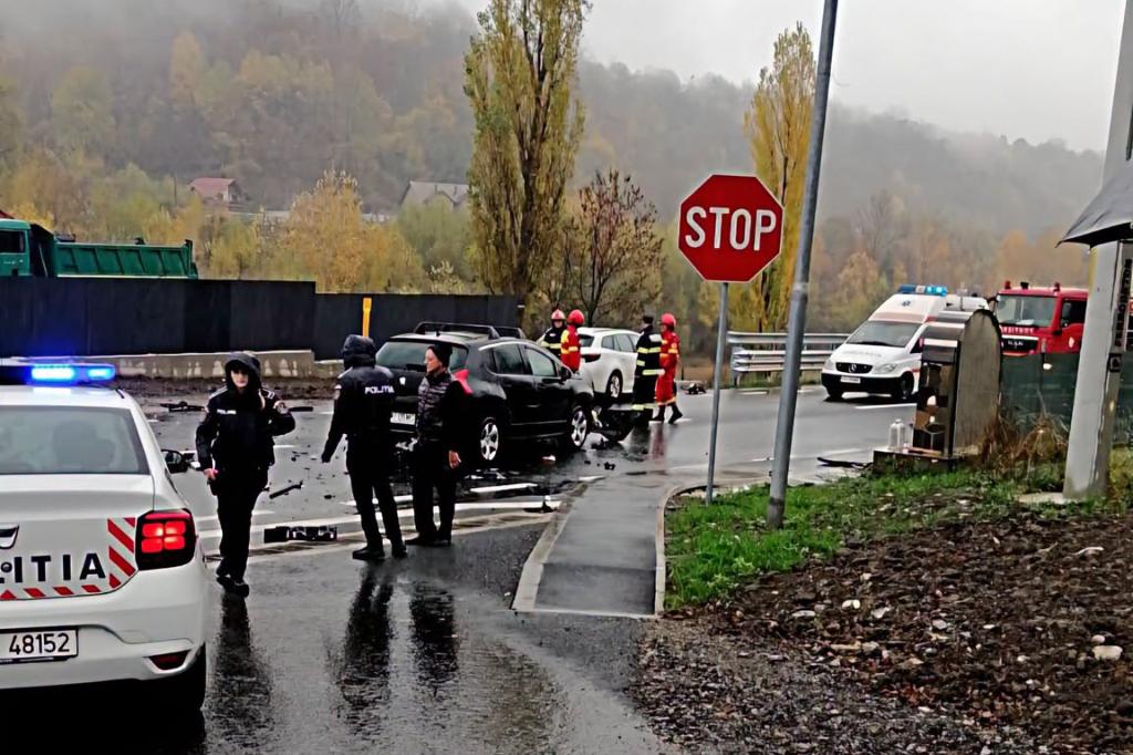 Accident pe centura Comarnic. Trei persoane au ajuns la spital, iar unul dintre șoferi era băut