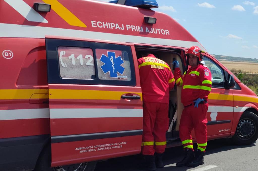 O mașină s-a răsturnat într-un accident pe DN1, la Bănești. O persoană a ajuns la spital