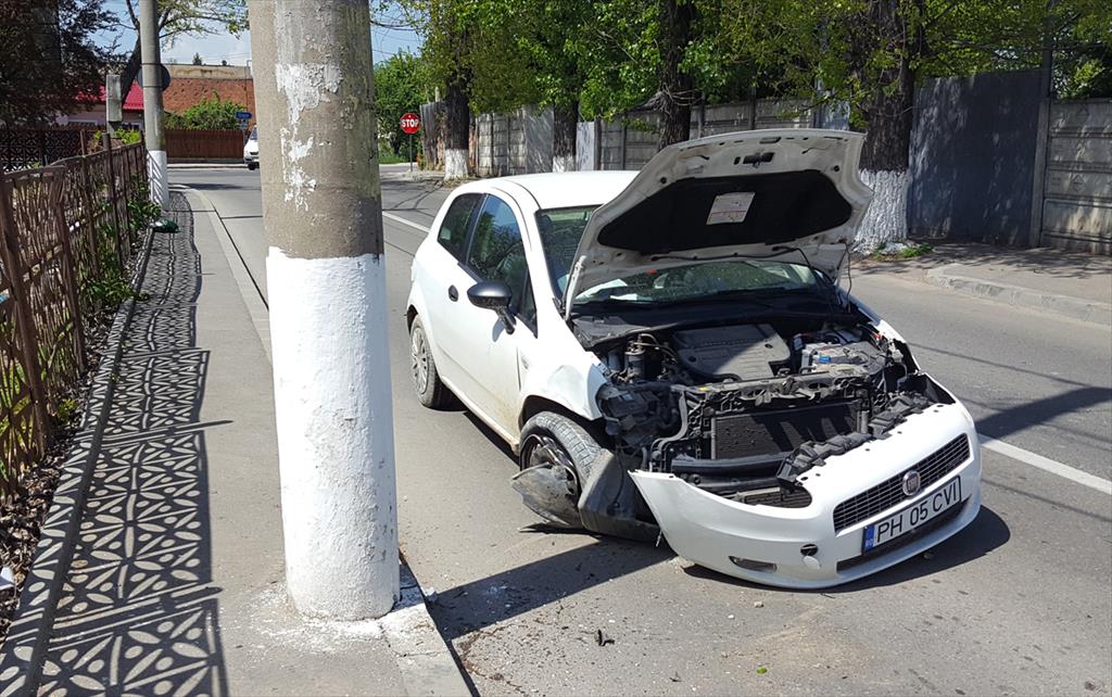 Accident în Câmpina. O șoferiță s-a oprit cu mașina într-un stâlp