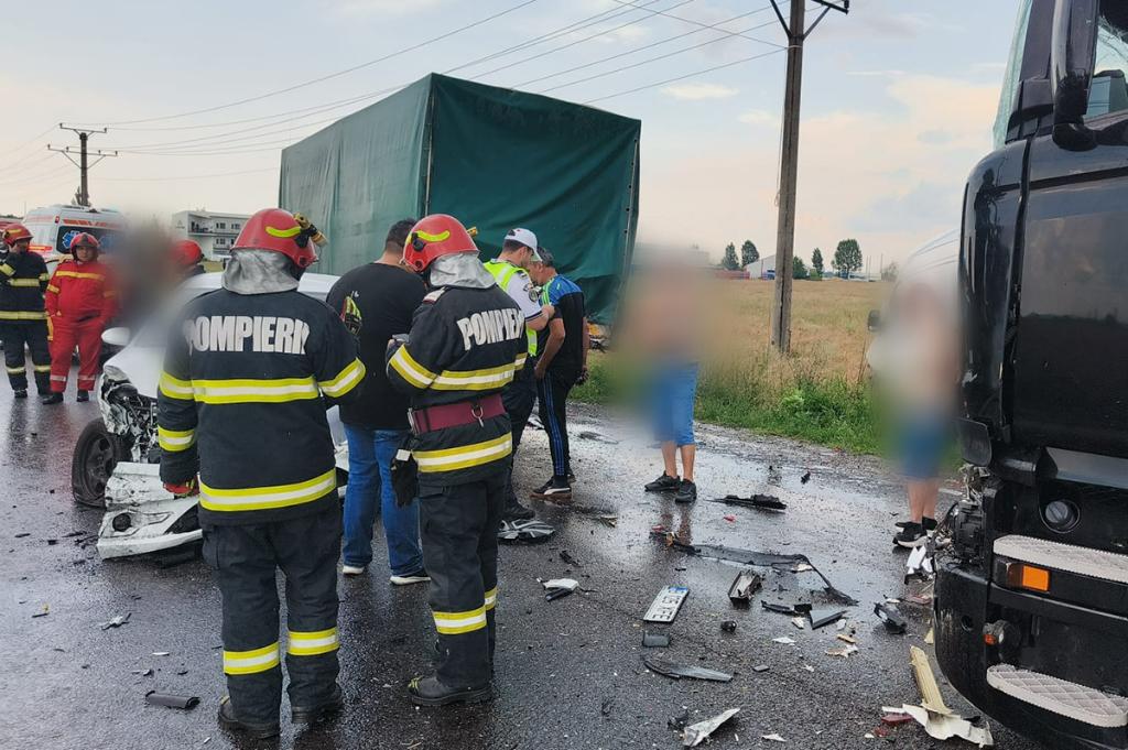 Șase autovehicule implicate într-un accident pe o șosea din Prahova. Două persoane au ajuns la urgențe