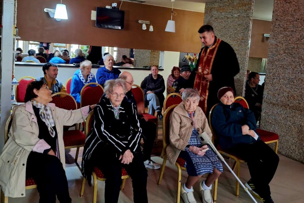 Daruri pentru bătrânii de la Conacul Bunicii, din partea Parohiei Provița de Sus