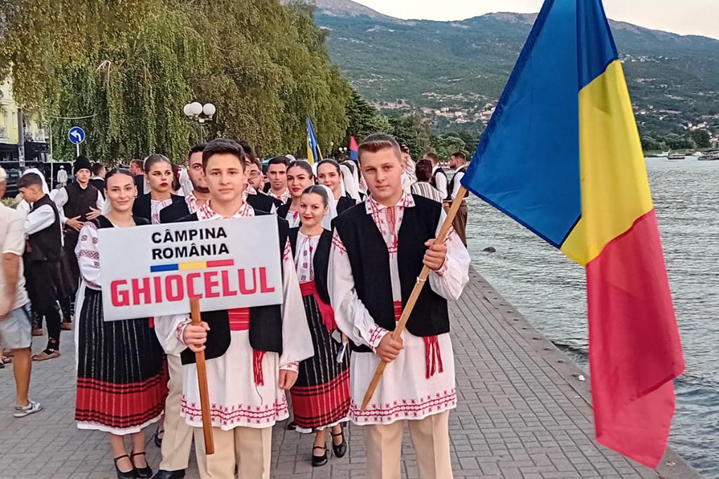 Ansamblul ”Ghiocelul” din Câmpina a participat la un festival de folclor în Macedonia