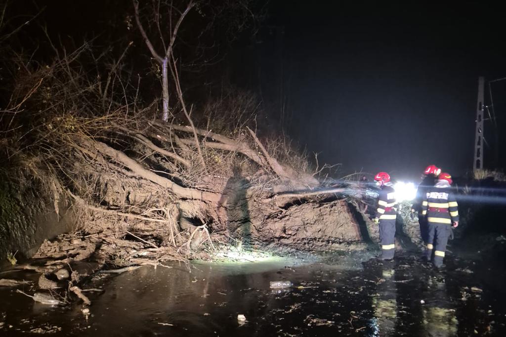 Drumul județean spre Valea Doftanei este în continuare blocat, după o alunecare de teren