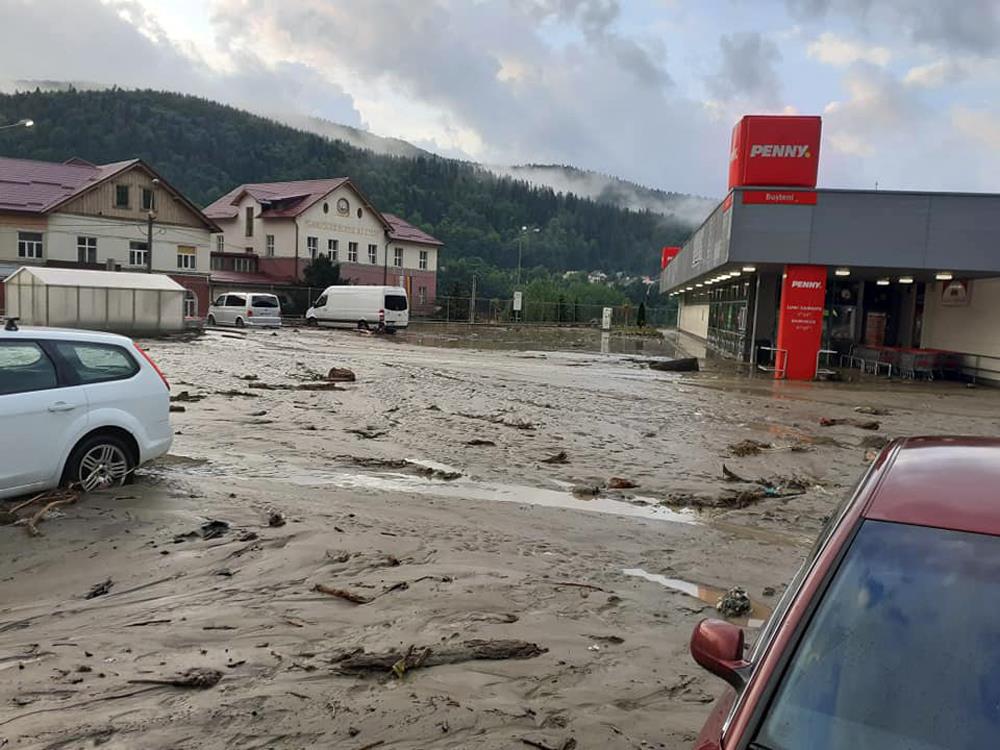 Potop la Bușteni. 30 de locuințe inundate și trafic blocat din cauza aluviunilor