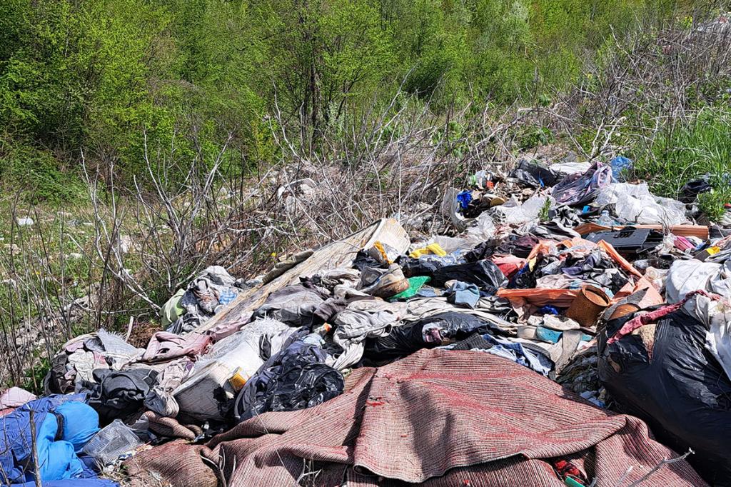 Un teren al Ocolului Silvic Câmpina este plin de gunoaie... Din nou!