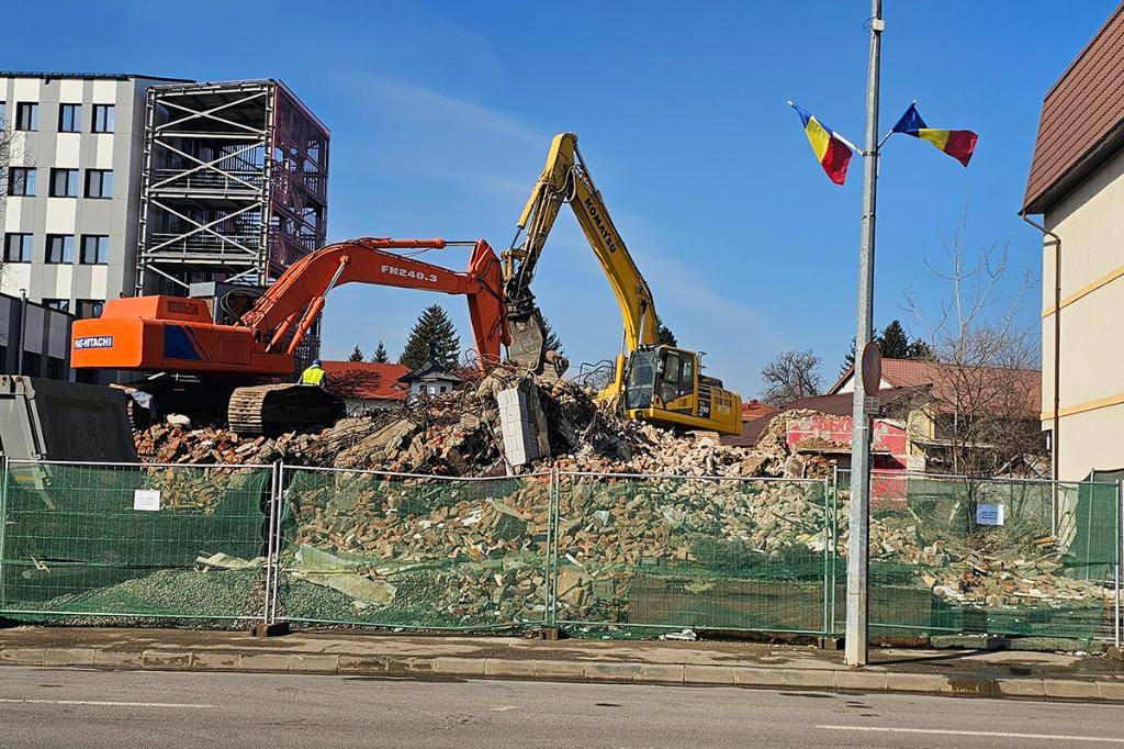 Cinematograful din Câmpina a devenit o grămadă de moloz