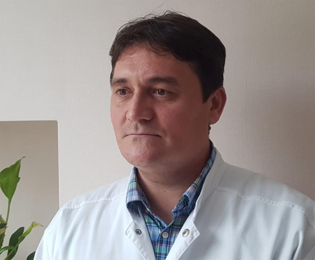 Un discipol al celebrului chirurg Irinel Popescu va acorda consultații și va face operații la SanConfind Poiana Câmpina