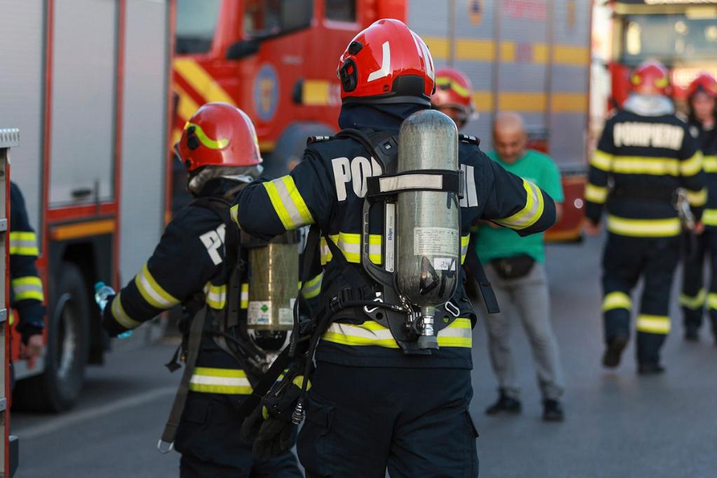 Incendiu la Valea Doftanei. O casă a luat foc de la instalația electrică aferentă panourilor fotovoltaice