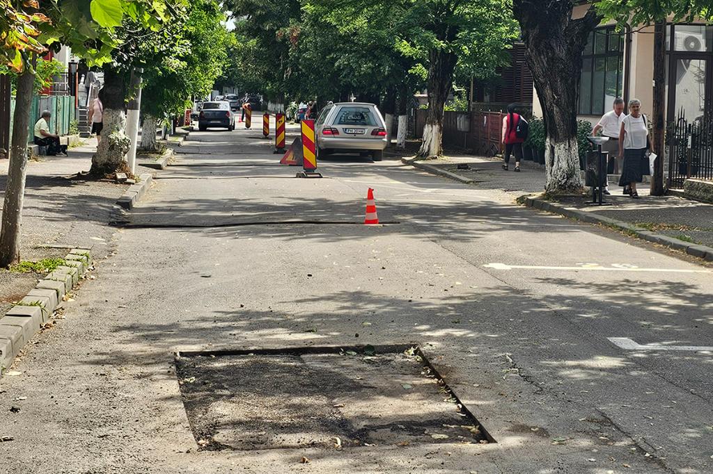 Au început lucrările de plombare a carosabilului pe Strada 1 Mai