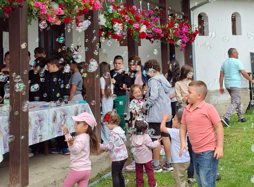 Ziua Copiilor, sărbătorită în curtea Bisericii “Adormirea Maicii Domnului” din Provița de Sus
