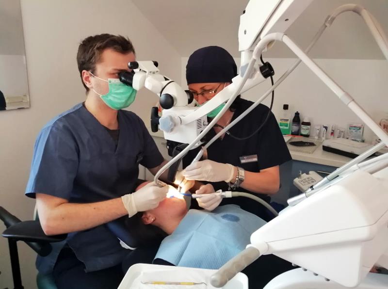 Clinica Stomatologică ProDent – Dr. Gruia din Câmpina a investit 15.000 euro într-un microscop dentar performant, unic pe Valea Prahovei