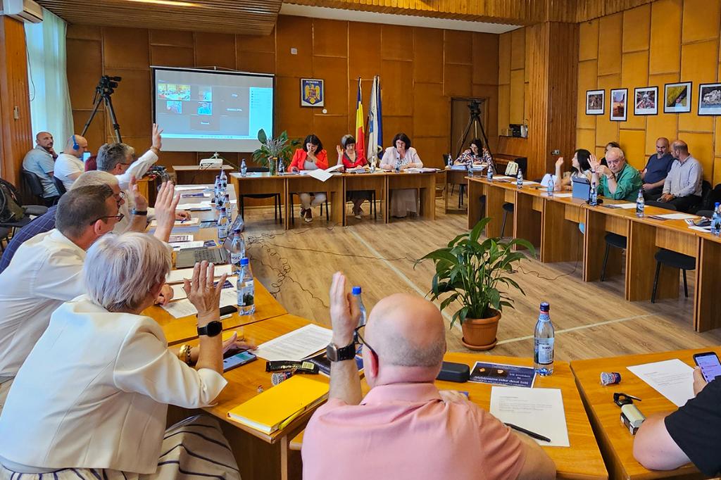 S-a decis! Consilierii câmpineni își iau indemnizațiile întregi chiar dacă nu vin la... muncă!