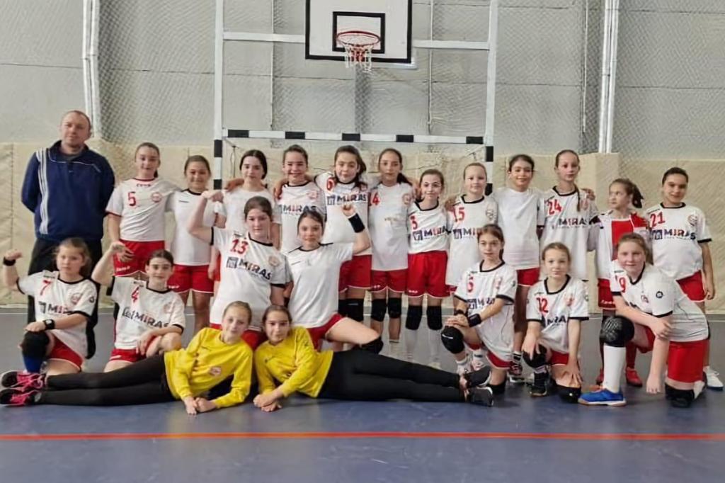 Handbal feminin, juniori IV. O victorie și o înfrângere pentru CS Câmpina