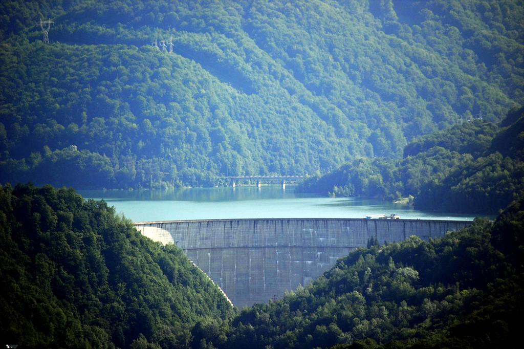 Apa de la Barajul Paltinu va fi evacuată parțial. Orice activitate pe albiile râurilor Prahova și Doftana este interzisă vineri, 16 iunie
