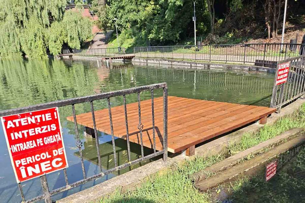 Se schimbă pontoanele de la Lacul Bisericii